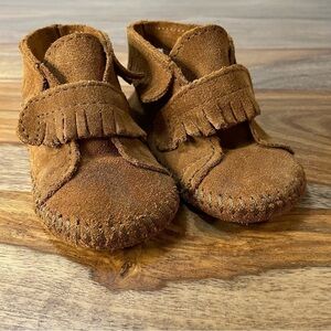 Minnetonka Moccasins 1122‎ - Infants Front Strap Bootie - Brown Suede C5